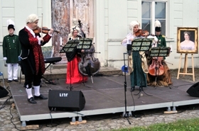 Beim Königin-Luise-Sommerbüfett am 26. Juni im Schloss Fürstenberg. Foto von links: Albrecht Rau (Violine), Daniela Petry (Kontrabass), Anja Sommer-Rau (Violine) und Maria Braun-Rogers (Violoncello)