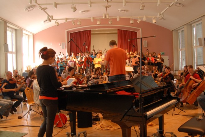 Das Kammerorchester Königin Luise unter Leitung von Albrecht Rau im Oktober 2012 bei CD-Aufnahmen mit Chören des Demminer Musikgymnasiums und Tonje Haugland, Sopran